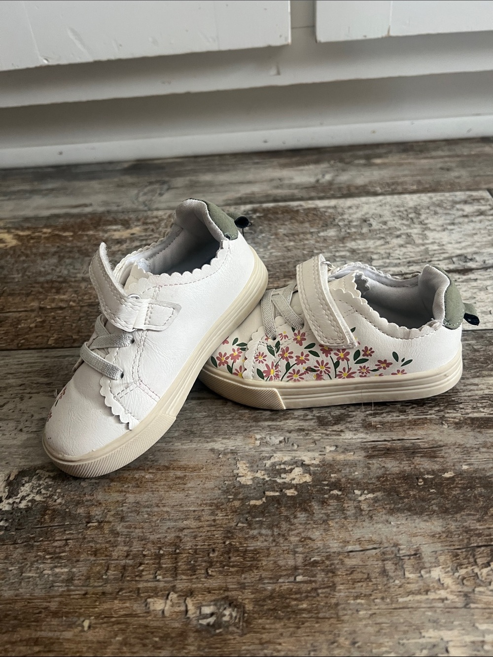 OshKosh B'gosh White Floral Strap Sneakers with Green Heel Tab